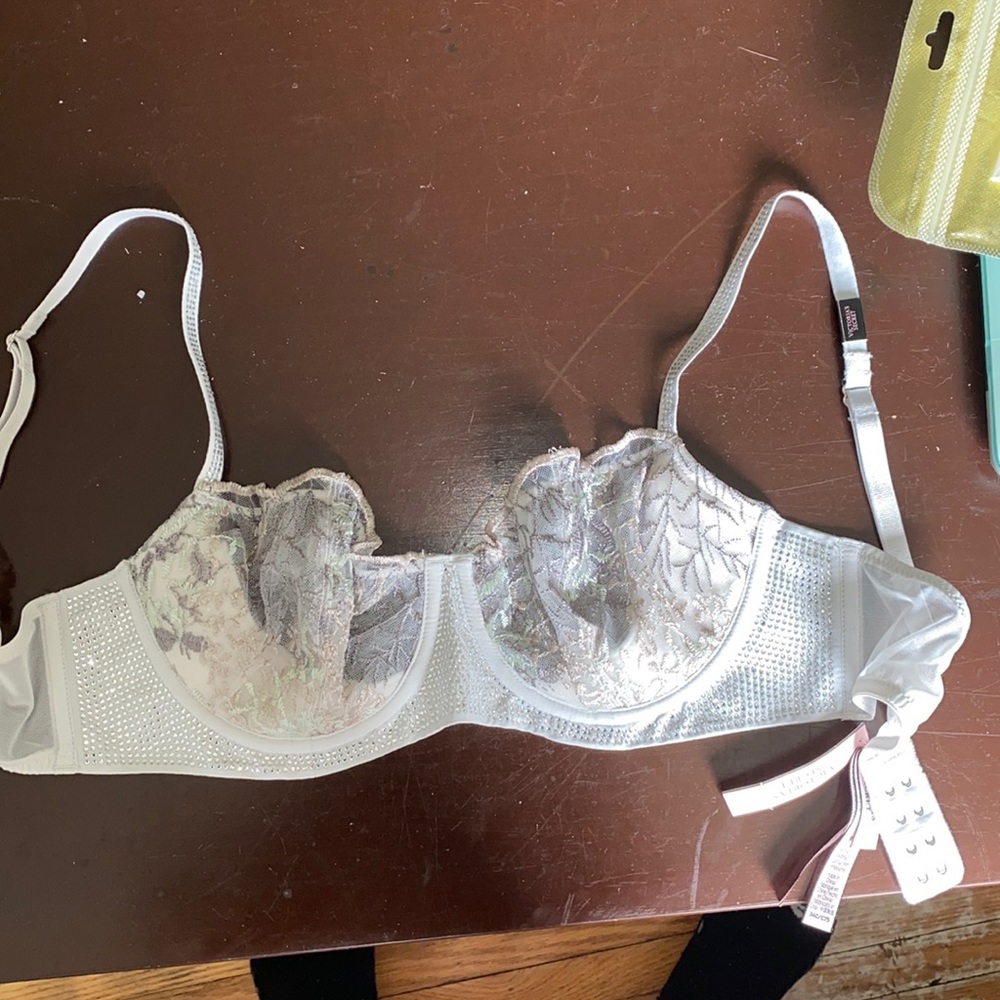 NWT VICTORIA SECRET BRA 34C